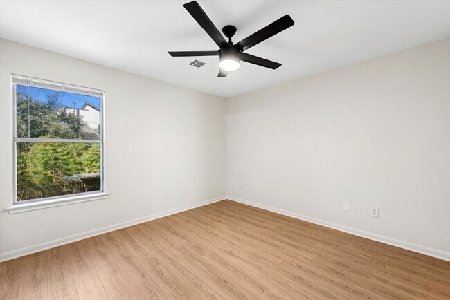 Building Photo - Newly Remodeled Duplex Great Location!