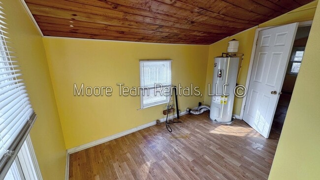 Building Photo - 2BR Home with Water, Sewer & Lawn Care Included + Covered Porch