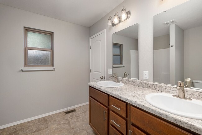 Building Photo - 3 bedroom home - Willard School District