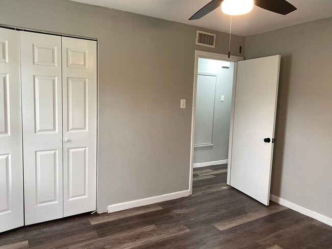 Building Photo - 3 bed, 1 bath, carport