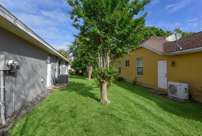 Building Photo - 11 Manderley Ln