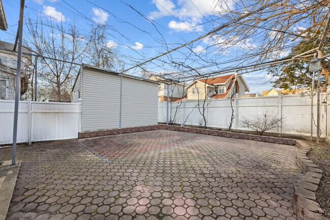 Building Photo - 3717 Nautilus Ave