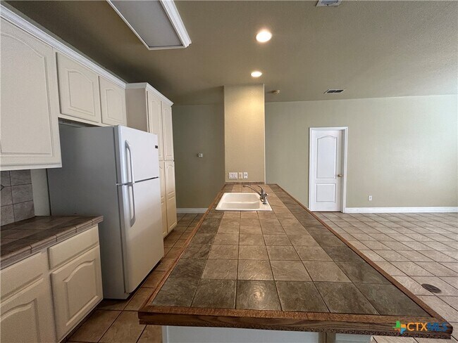 Building Photo - 3049 Pine Valley Dr