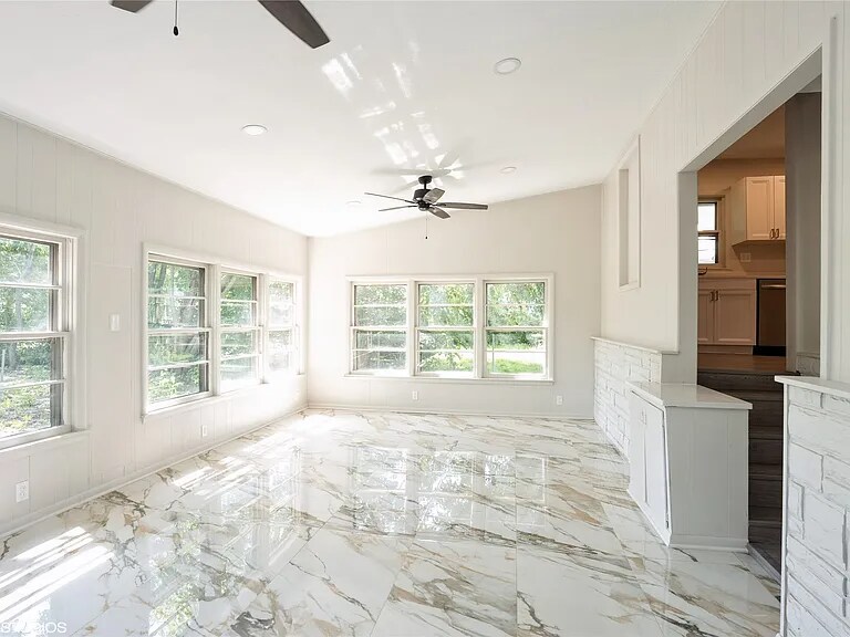 Building Photo - 3215 E 8th St