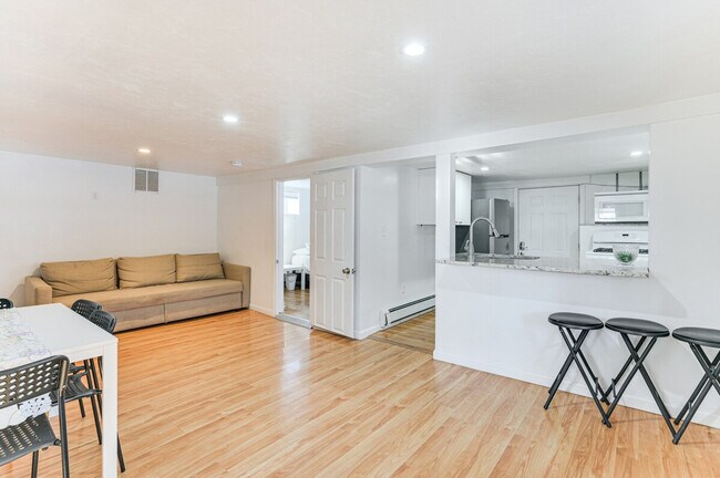 Building Photo - 815 Donata Rd