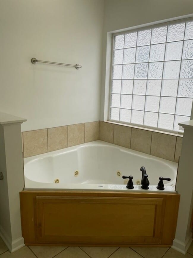 Building Photo - Emmyllie Ct- 130/132