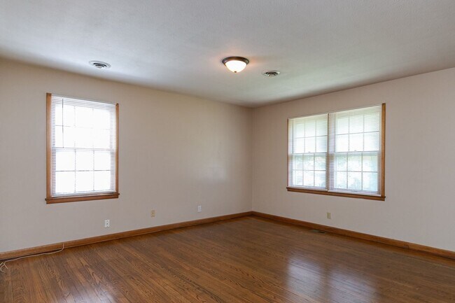 Building Photo - #6 Bedroom House with Awesome Yard Plus Ga...