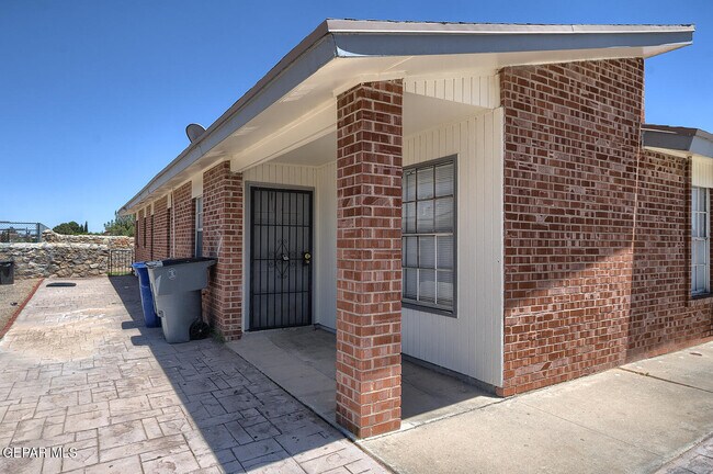 Building Photo - 3536 E Glen Dr
