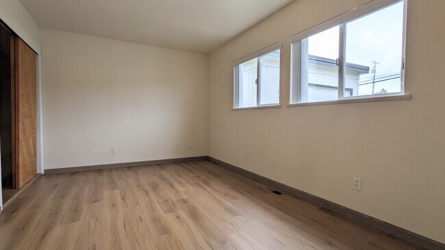 Building Photo - Conveniently located 3/2 home near Henders...