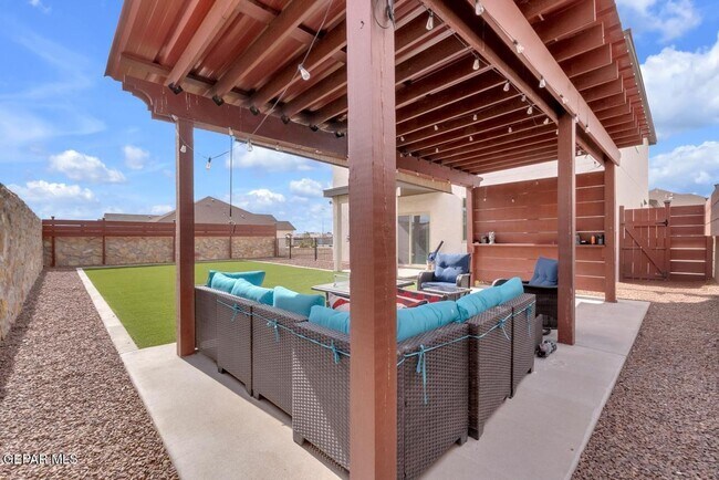 Building Photo - East El Paso 4 bed Refrig A/C