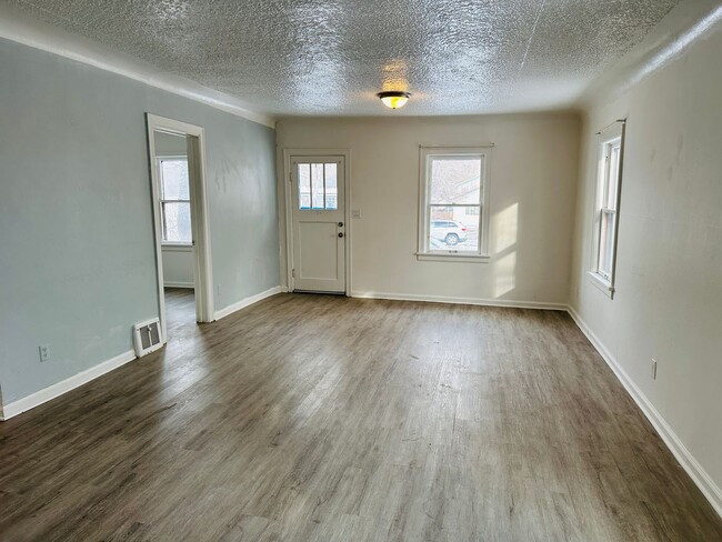 Building Photo - Pet Friendly 4 bedroom 2 bath with off str...