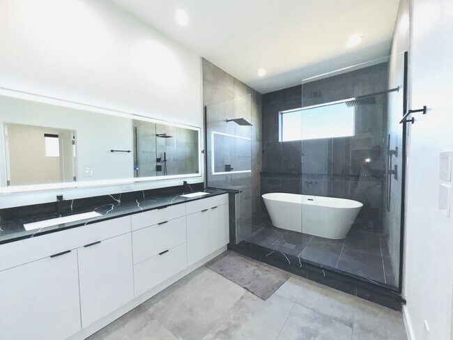 Building Photo - 525 Memorial Heights Dr