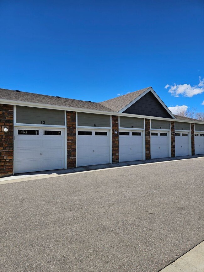 Building Photo - Like new 2Bed, 2.5 Bath with Den/Office To...