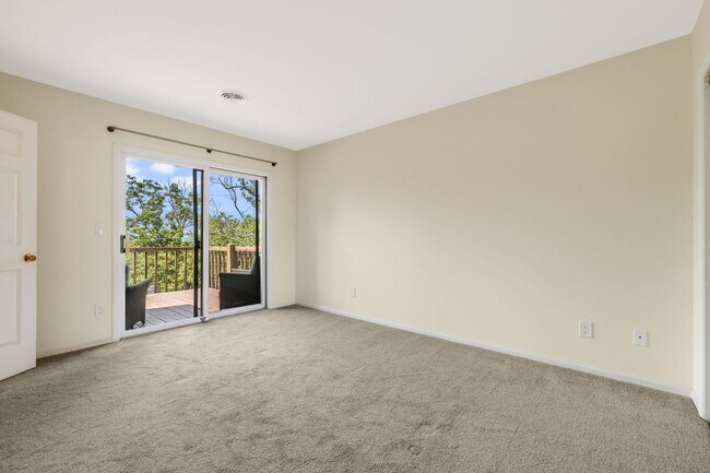 Building Photo - 2-Bedroom, 2-Bathroom Condo with Stunning Downtown Views