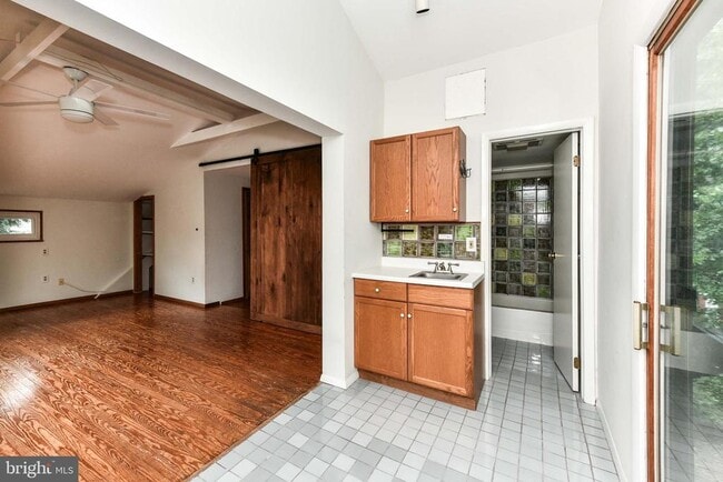Building Photo - 419 S Barton St