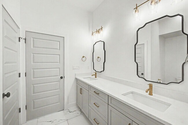 Building Photo - Stunning 3BR/3.5BA contemporary condo in the heart of Wedgewood-Houston!