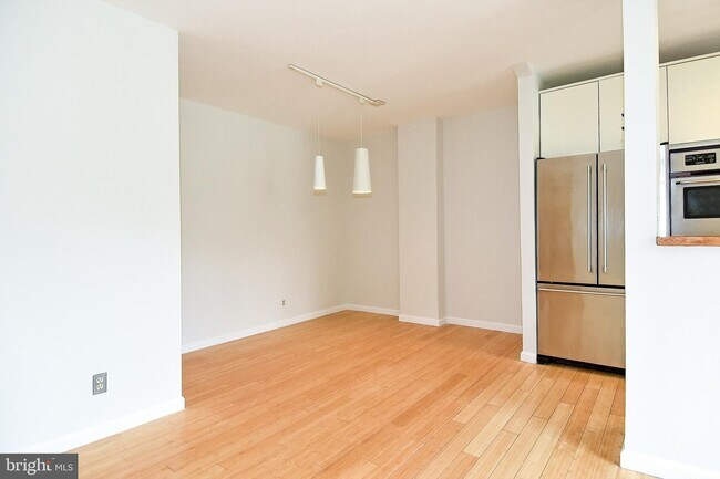 Building Photo - 4200 Cathedral Ave NW