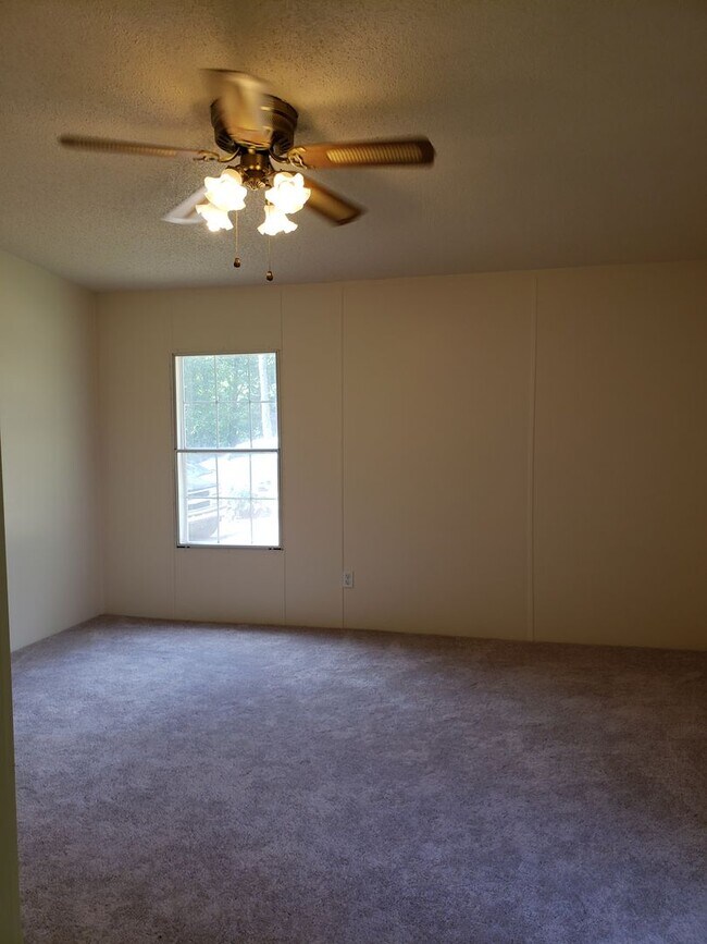 Building Photo - 4 bedroom Mobile Home