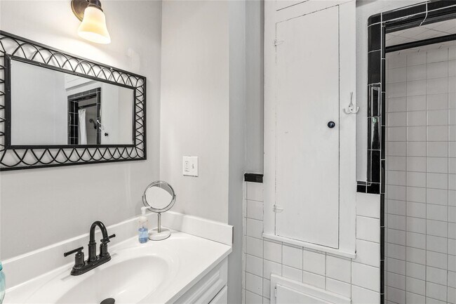 Building Photo - 114 17th St