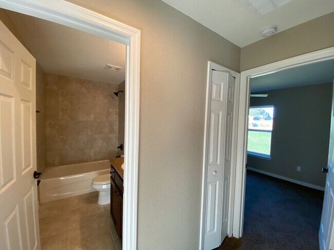 Building Photo - 3/2/2 Silver Spring Shores **Available NOW**