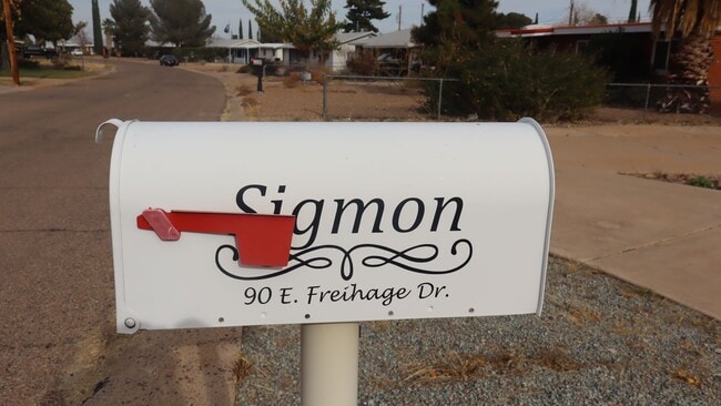 Building Photo - 90 NE Freihage Dr