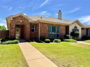 Building Photo - 1506 Poinsettia Blvd