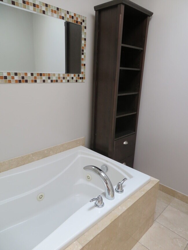 Building Photo - 932 Brantwood Ave