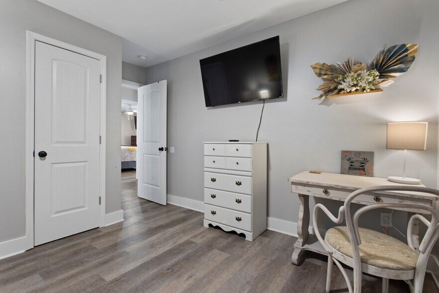 Building Photo - 6733 Mary St