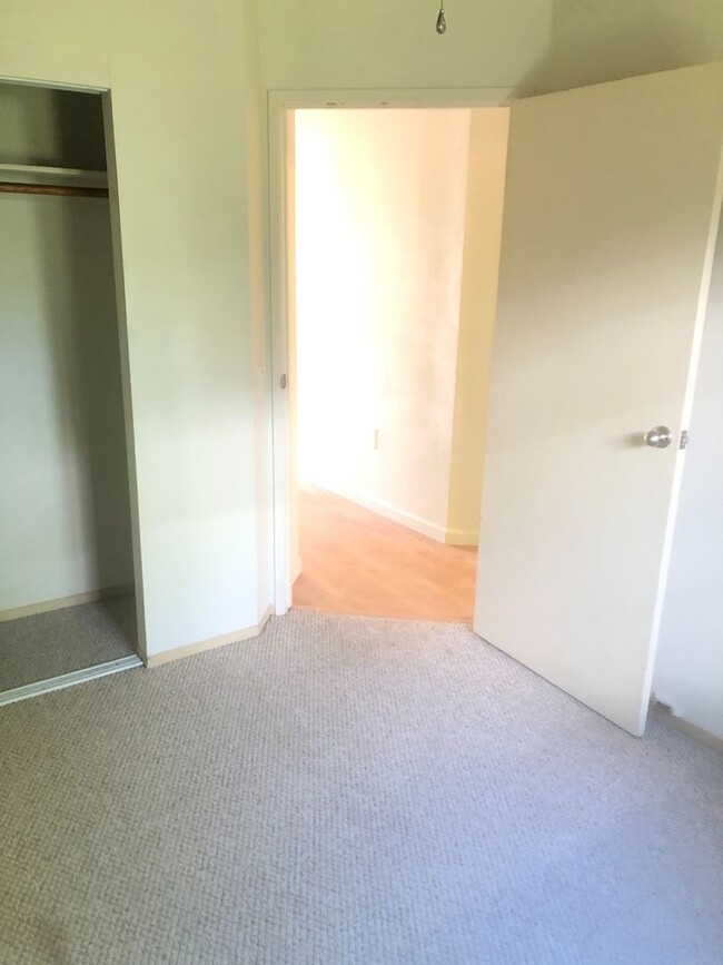 Building Photo - Spacious 2 Bedroom Apartment Available in ...