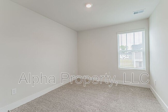 Building Photo - 422 Ellis Mill St