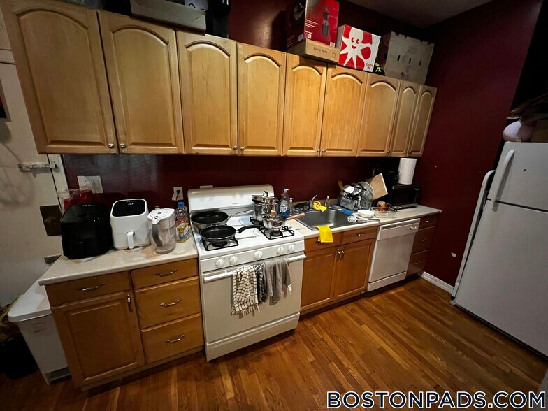 Building Photo - 447 Park Dr