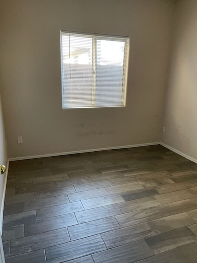 Building Photo - 4 bedroom 2 bath in Goodyear
