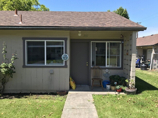 Primary Photo - 755 NE Alameda Ave