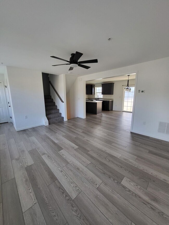 Building Photo - Spacious Modern 3 Bedroom Townhome in Annv...