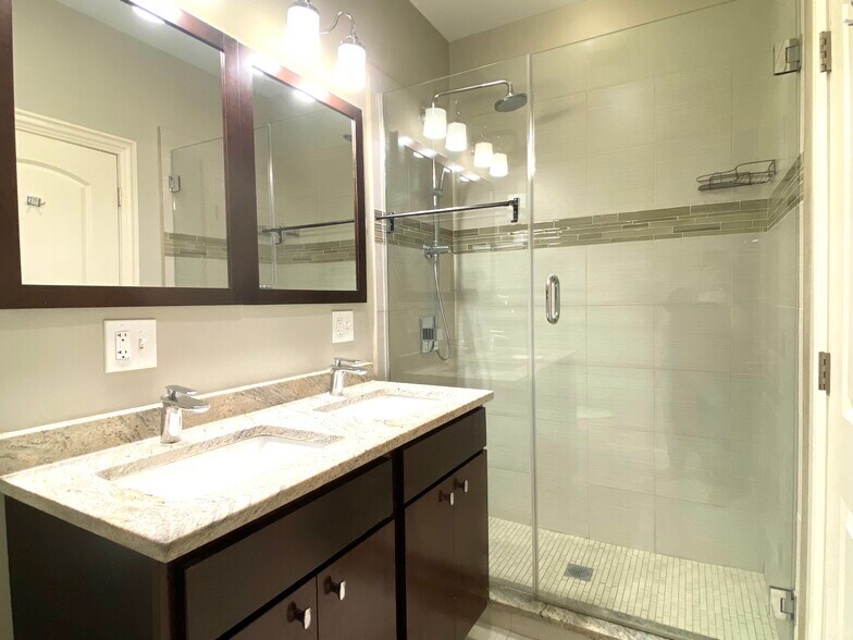 Building Photo - 1312 N Claremont Ave