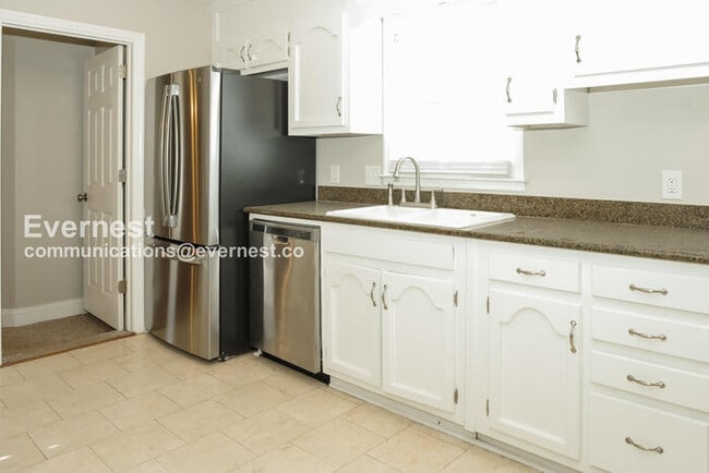 Building Photo - Limited Time Special Offer / 4 Bed, 3 Bath Home with Fenced Yard / Pet-Friendly / Vouchers Accept...