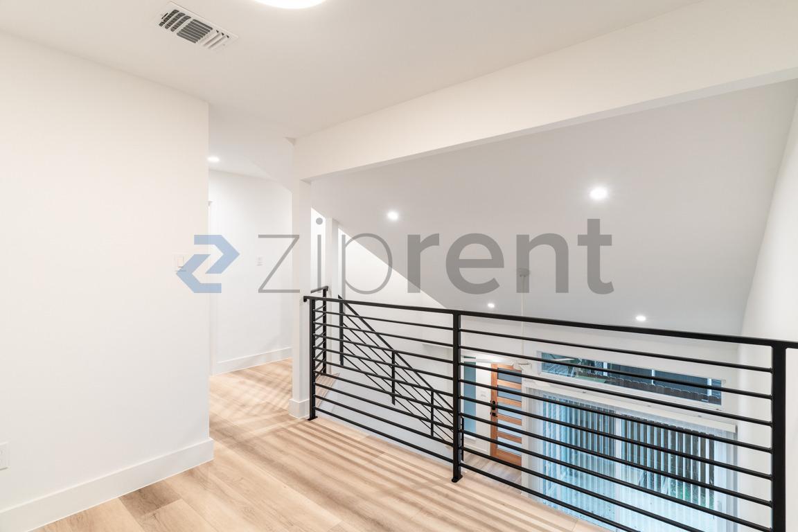 Building Photo - Unit D