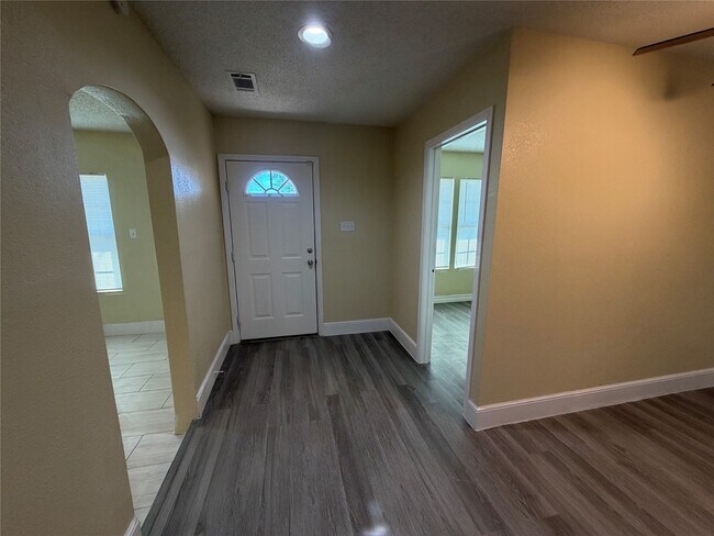 Building Photo - 2501 Maple St