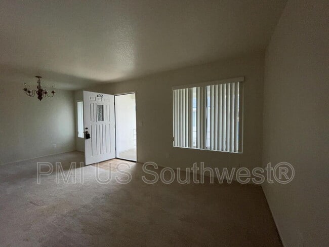 Building Photo - 1800 Club House Dr