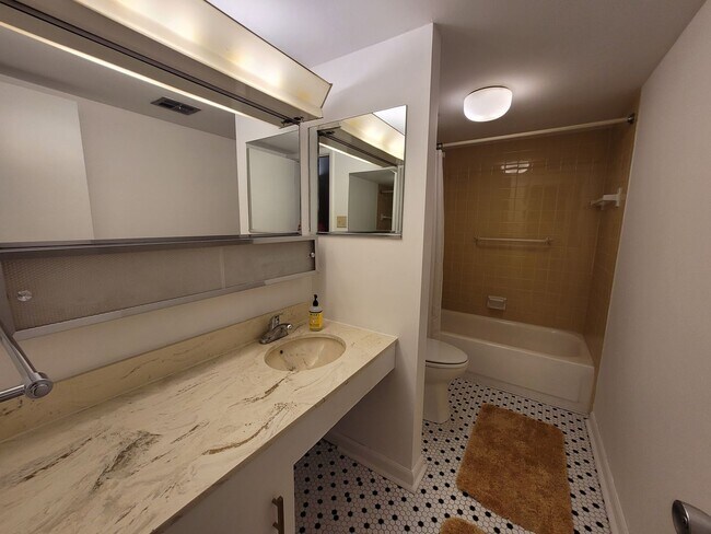 Building Photo - 2 Bedroom Condo - Greentree - Many Amenities!!