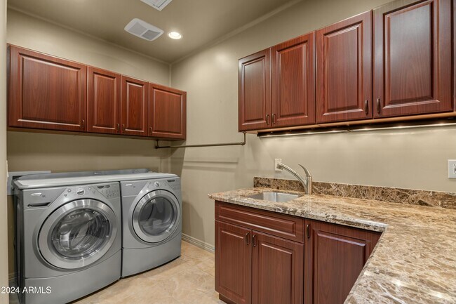 Building Photo - 6211 N 51st Pl