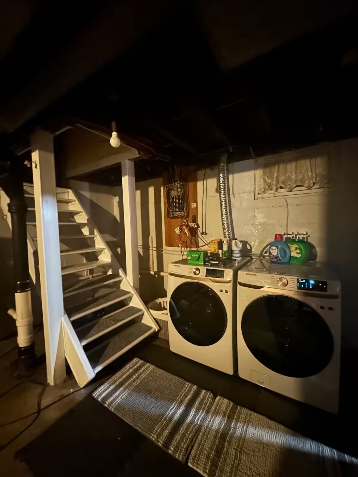 Building Photo - 211 S Oak St