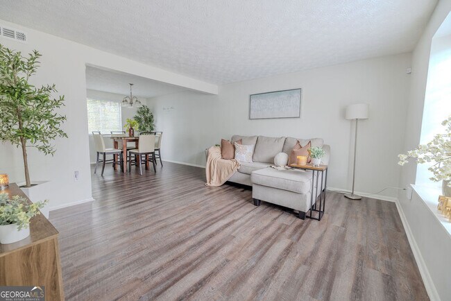 Building Photo - 2073 Raintree Pl