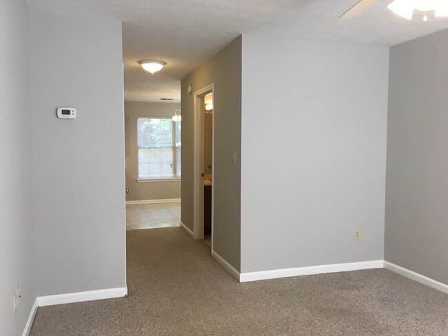 Building Photo - Lovely Townhouse! Fresh Paint, New Carpet, All Electric!  W/D Included, Privacy Fenced Backyard