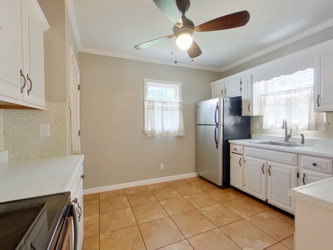 Building Photo - 242 S Bleckley Dr