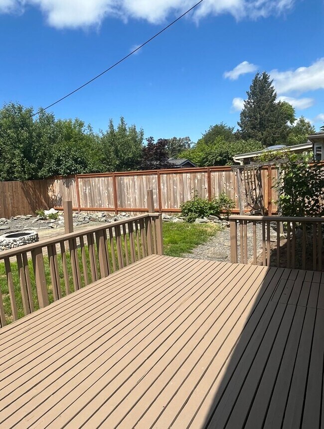 Building Photo - PRELEASING: Updated 3 bed/1 bath Rambler in Roosevelt Neighborhood!