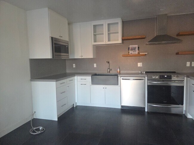 Building Photo - 3 Bedroom 1.5 Bath Modern Farmhouse near JT National Park * MOVE IN SPECIAL*