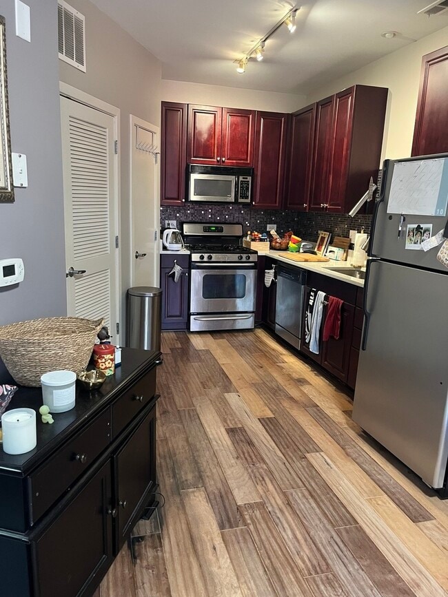 Building Photo - 1075 W Roosevelt Rd