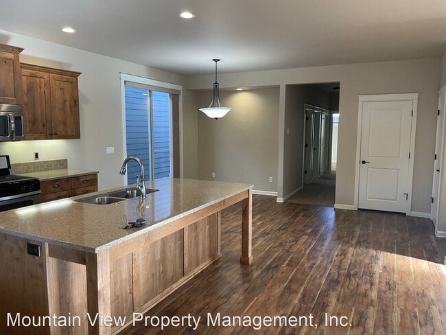 Building Photo - 3 br, 3 bath House - 2895 SW Yew Park Lane
