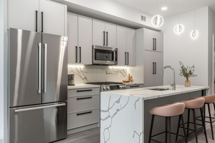 Primary Photo - 169 Newbury St